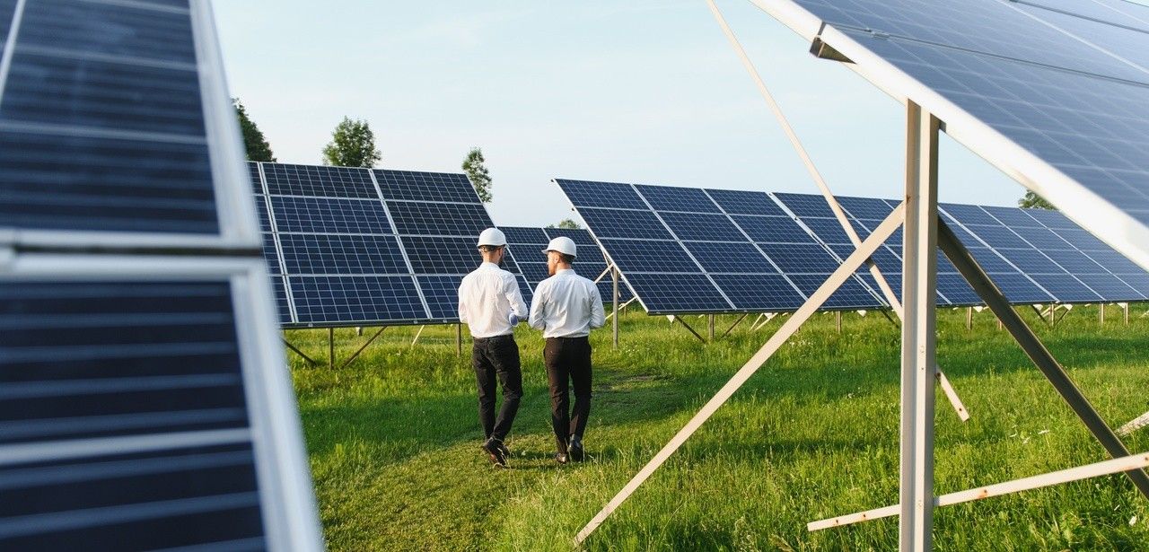 NORD/LB finanziert Solarpark Scurf Dyke mit (Foto: AdobeStock - Serhii 624544709)