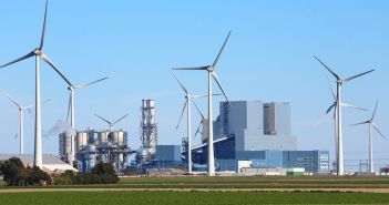 Wind- und PV-Anlagen: Mittelstand geht voran in Sachen Klimaschutz Mittelständische Unternehmen setzen auf gemeinsame (Foto: AdobeStock - Kara 58696408)