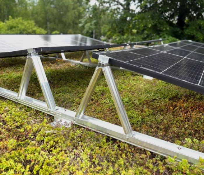 Optigrün-Solar TOP auf einem extensiven Gründach. (Foto: Optigrün international AG)