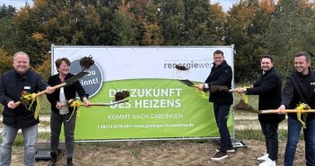 Symbolischer Spatenstich in Gablingen läutet umweltfreundliches Nahwärmenetz Projekt (Foto: GP JOULE)