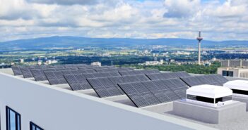 PV-Anlagen für Gewerbe: Wie Unternehmen durch Eigenstromnutzung ihre Fixkosten radikal senken (Foto: AdobeStock - Val Thoermer - 422378718)