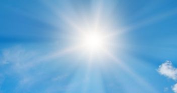 Solarzellen im Elektroauto liefern Zusatzstrom bei Sonne und (Foto: AdobeStock - alinamd - 257062548)